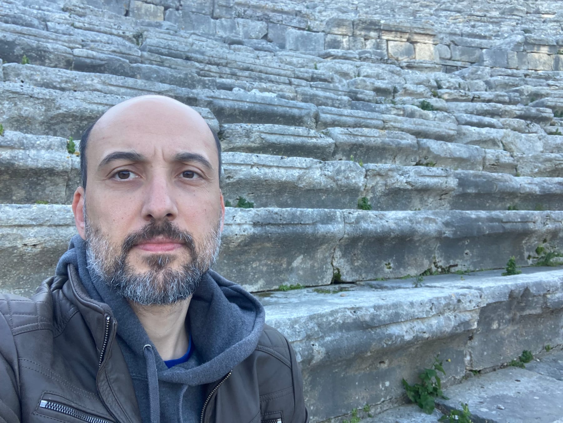 Роман Сейтумеров у античного театра